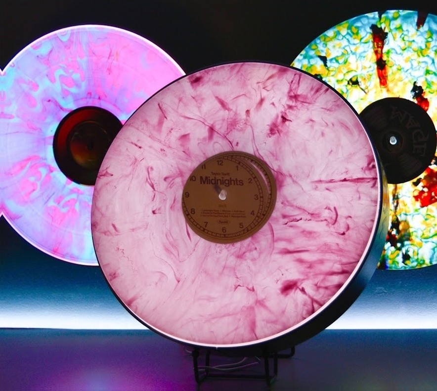 The same record lit up by the Vylümi Nova